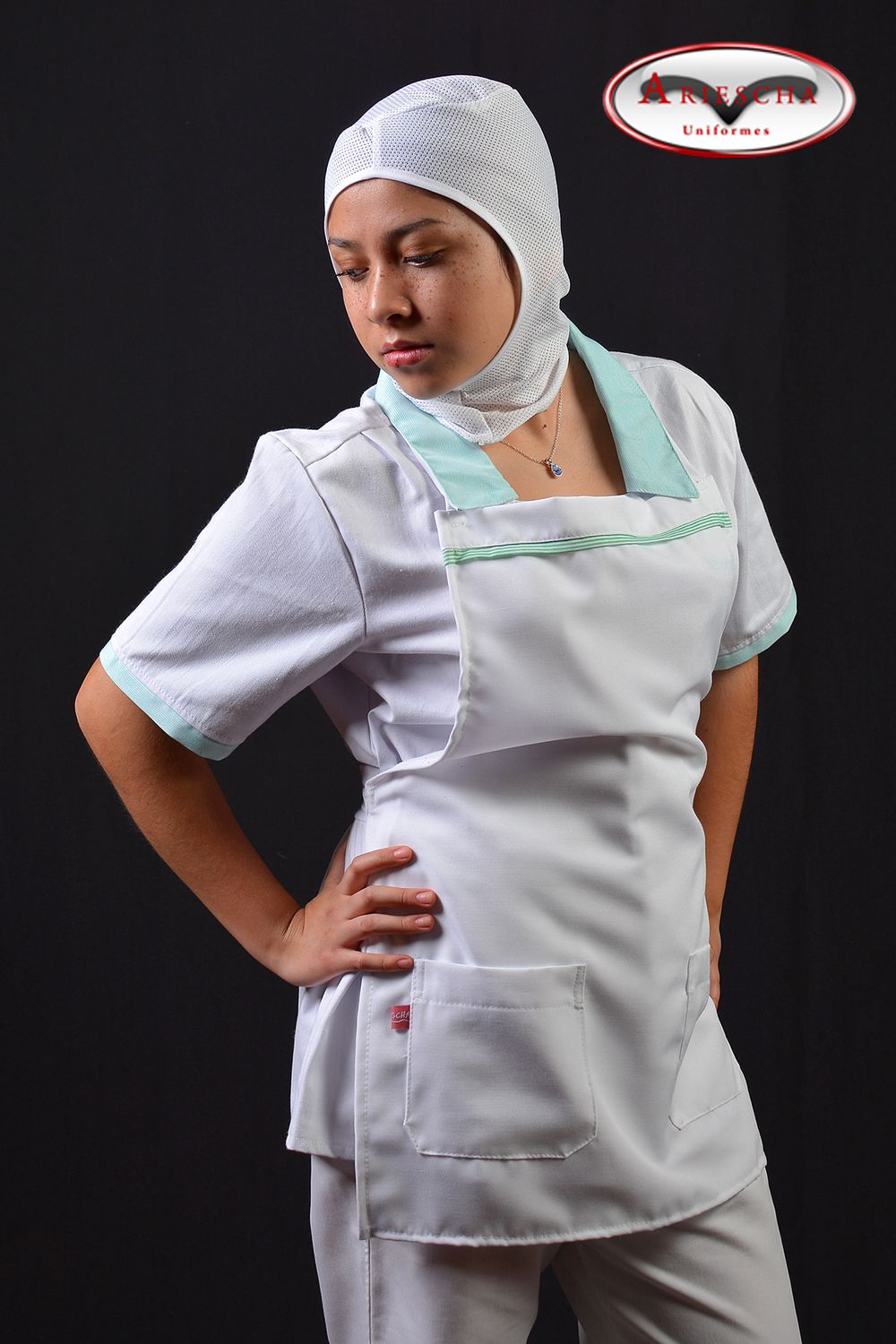 Uniforme gastronómico con mandil negro